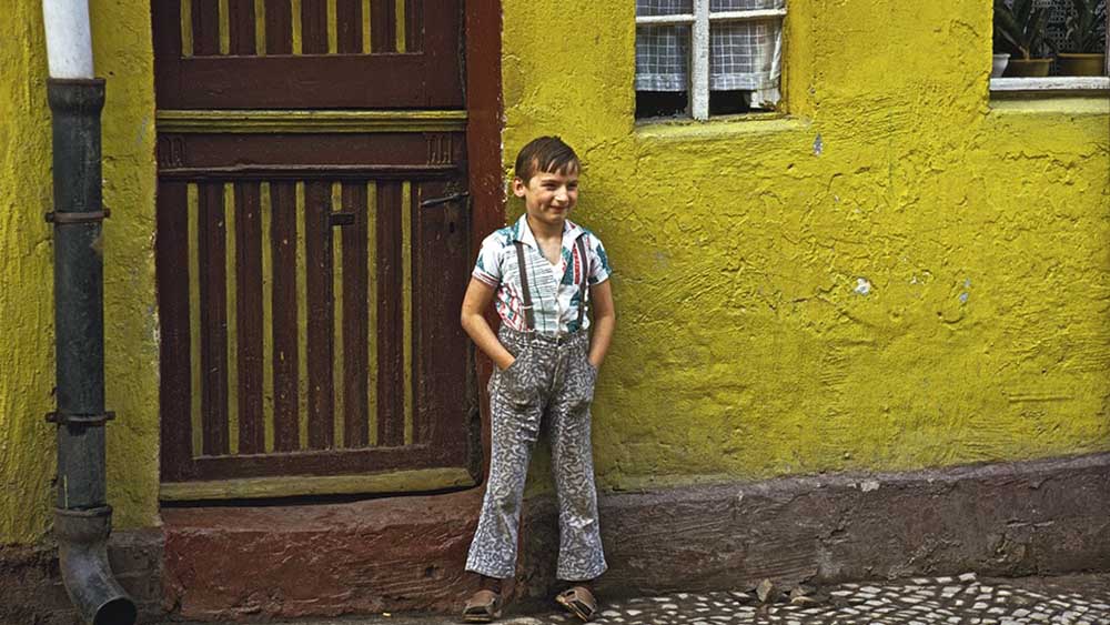 „Boy in a village near Greifswald“ von Thomas Hoepker, 1975