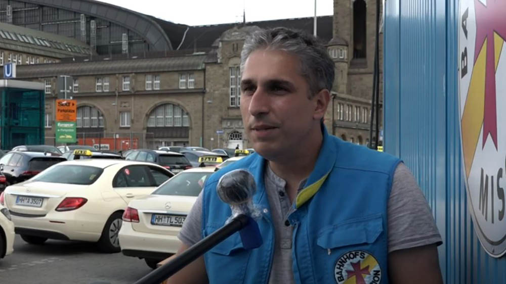Axel Mangat, Leiter der Hamburger Bahnhofsmission, kommt in einem Clip zu Wort