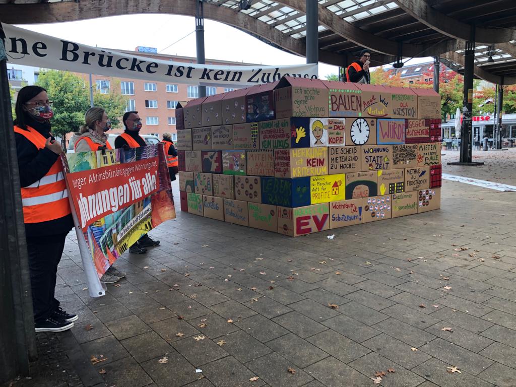 Aus Umzugskartons hat das Bündnis ein Haus gebaut