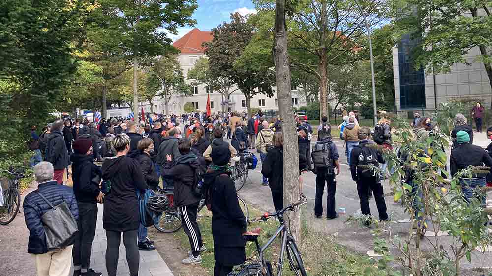 Etwa 150 Menschen kamen bei einer Mahnwache zusammen