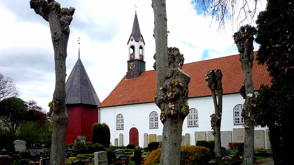 Die Marienkirche von Hemme mit ihrem Glockenturm (li.)