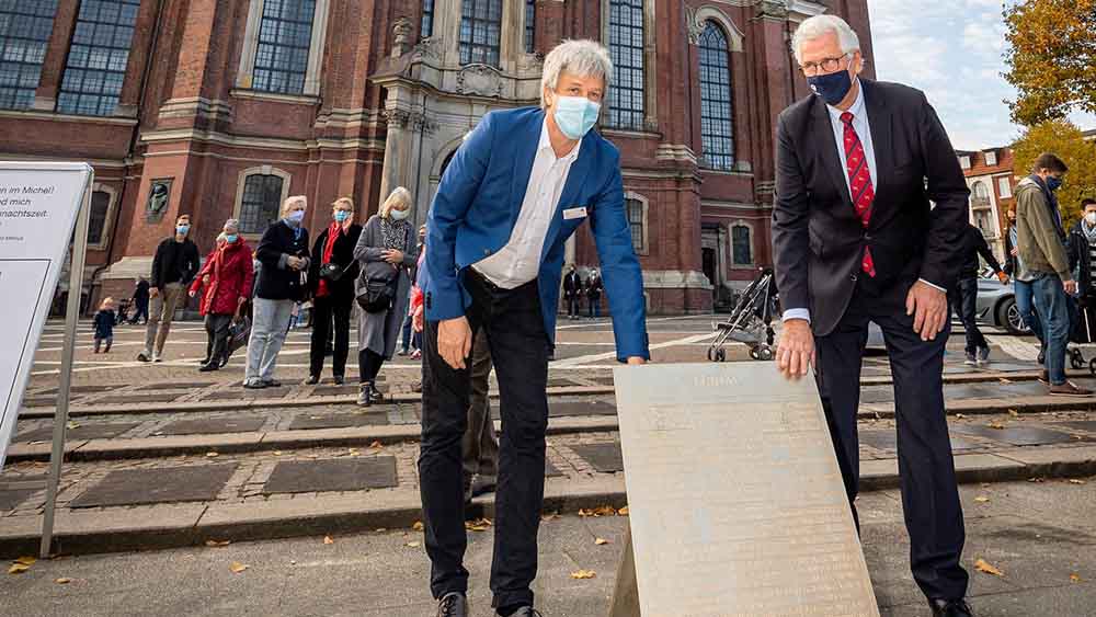 Michael Kutz (Geschäftsführer Stiftung St. Michaelis, li.) und Hauptpastor Alexander Röder verlegen die Tafeln