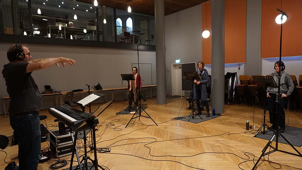 Kantor Christopher Bender beim Einspielen einer Chorsequenz mit drei Sängern