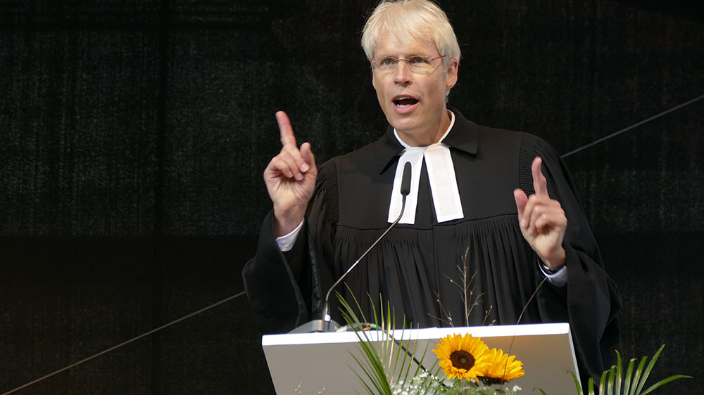 Rainer Müller-Brandes predigt beim Gottesdienst in Hannover
