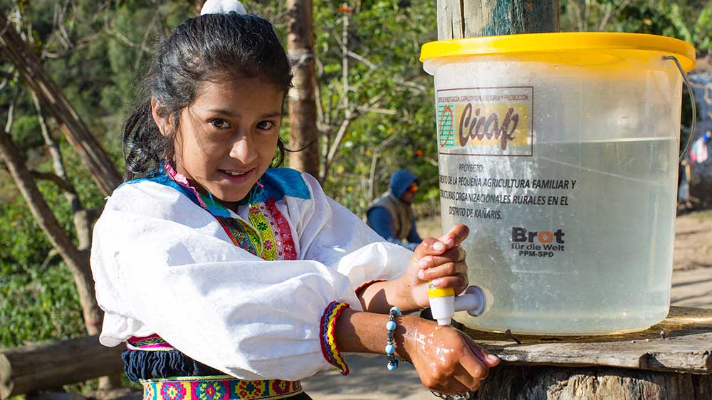Anali (10) wäscht sich ihre Hände in Panachi/Peru