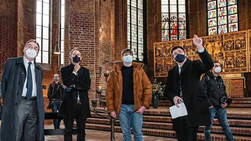 Ortstermin in der Marktkirche: Richter Florian Wildhagen schaut genau hin, auch der Erbe des Architekten, Georg Bissen, ist gekommen