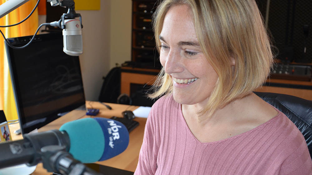Pastorin Sarah Oltmanns am Radio-Mikro