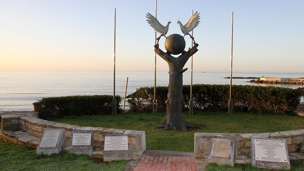 Die Bronzestatue am Stadtrand von Limassol steht stellvertretend für die Sehnsucht nach Frieden auf der Insel Zypern