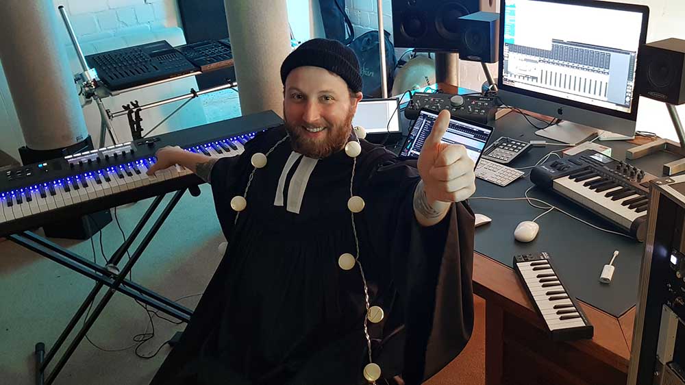 Pastor Ulf Werner hat einen weihnachtlichen Klangteppich für seine Aktion „Klingel Bells“ aufgenommen