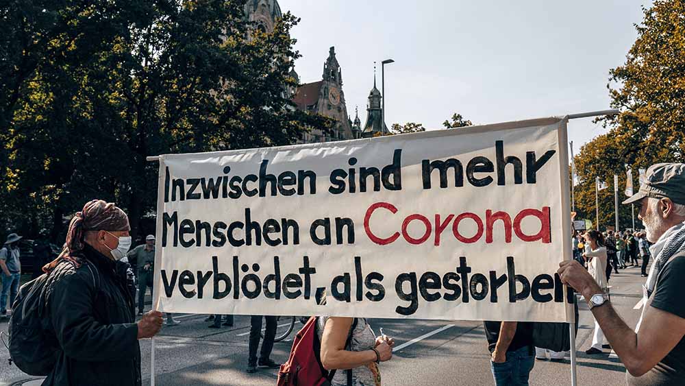 Demonstranten protestieren in Hannover gegen Corona-Maßnahmen – Kommafehler inklusive