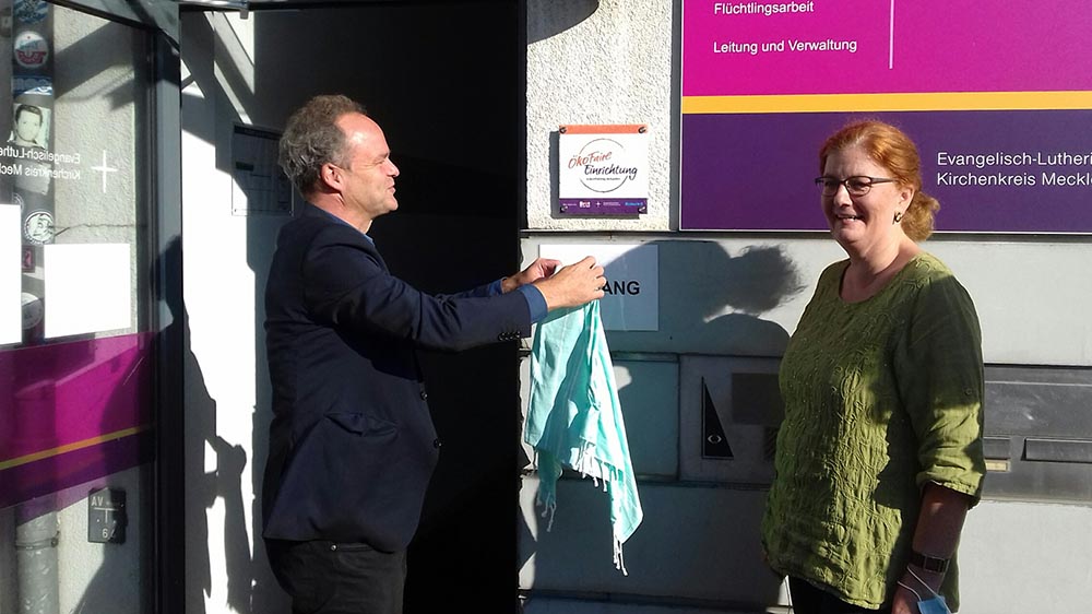 Bischof Tilman Jeremias enthüllte das Schild „ÖkoFaire Einrichtung“ im Beisein von Regina Möller