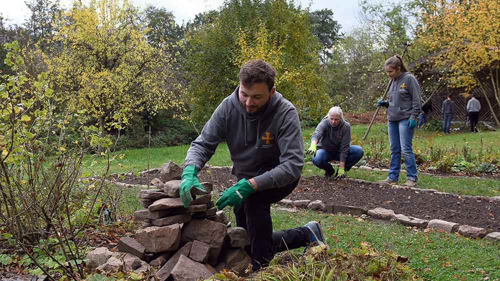 Auch Gartenarbeit gehört zum Klosterprojekt