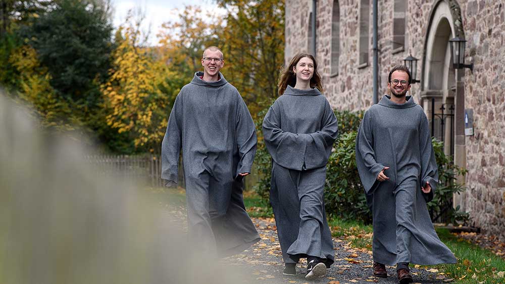 Auf dem Weg (v.l.): Rumen Grabow, Anneke Gerken und Louis Janik laufen an der Klosterkirche vorbei