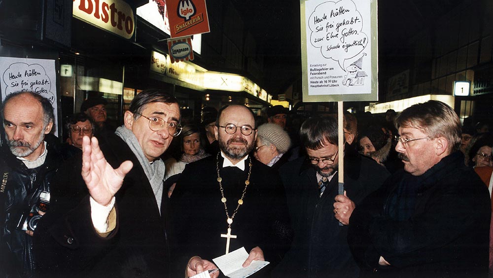 Am ersten nicht arbeitsfreien Bußtag predigte Bischof Karl Ludwig Kohlwage im Novemver 1995 im Lübecker Hauptbahnhof