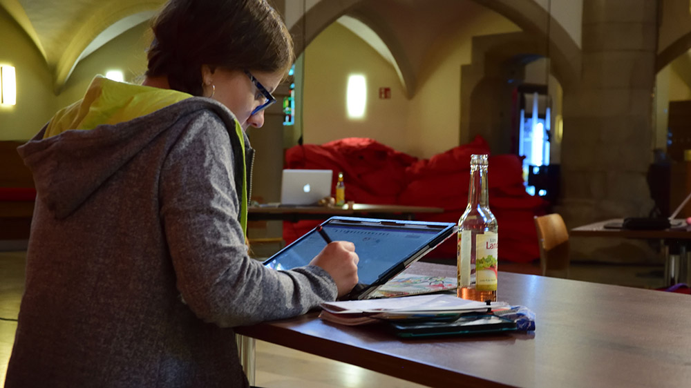 Charlotte Walter an ihrem Arbeitsplatz in der Jugendkirche