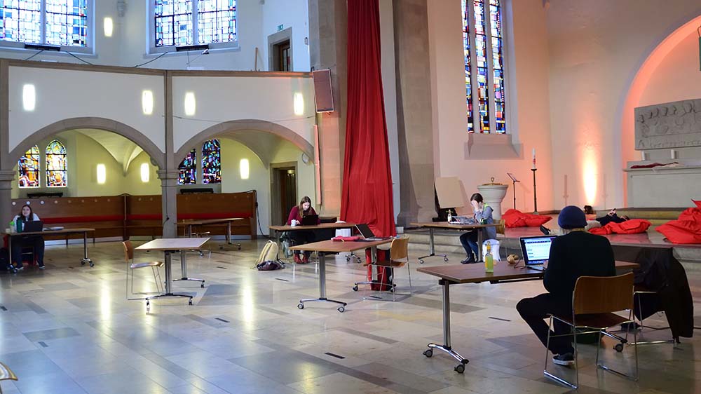 Mit viel Abstand werden die Schreibtische in der Lutherkirche aufgebaut