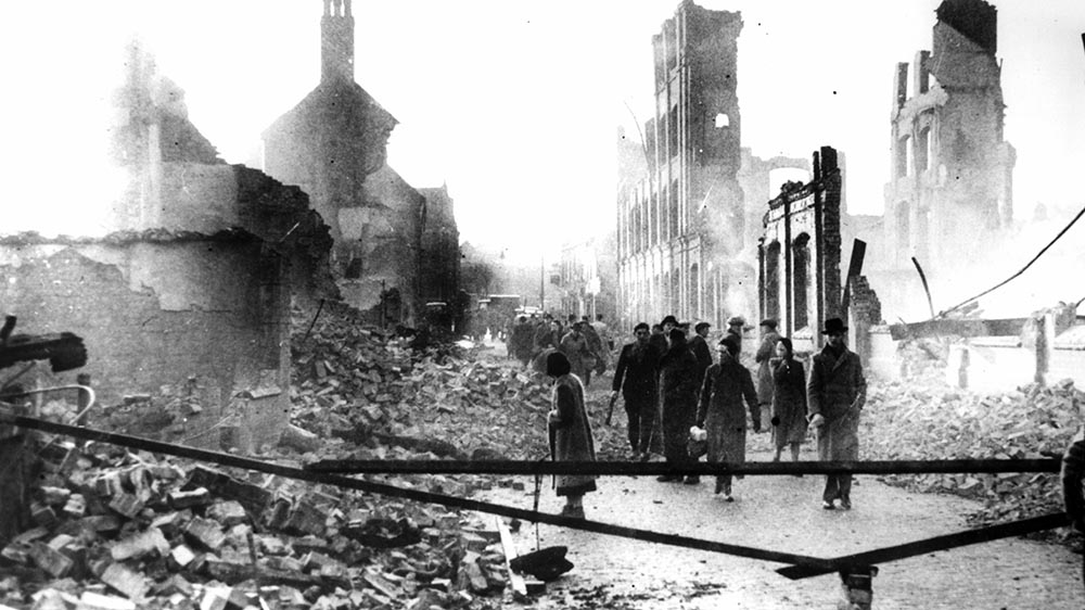 Überlebende in den Trümmern von Coventry am 15. November 1940
