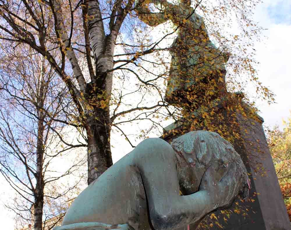 Neben einem Soldaten weint in Hamburg-Harburg ein Kind über einem Stahlhelm Foto: Thomas Morell