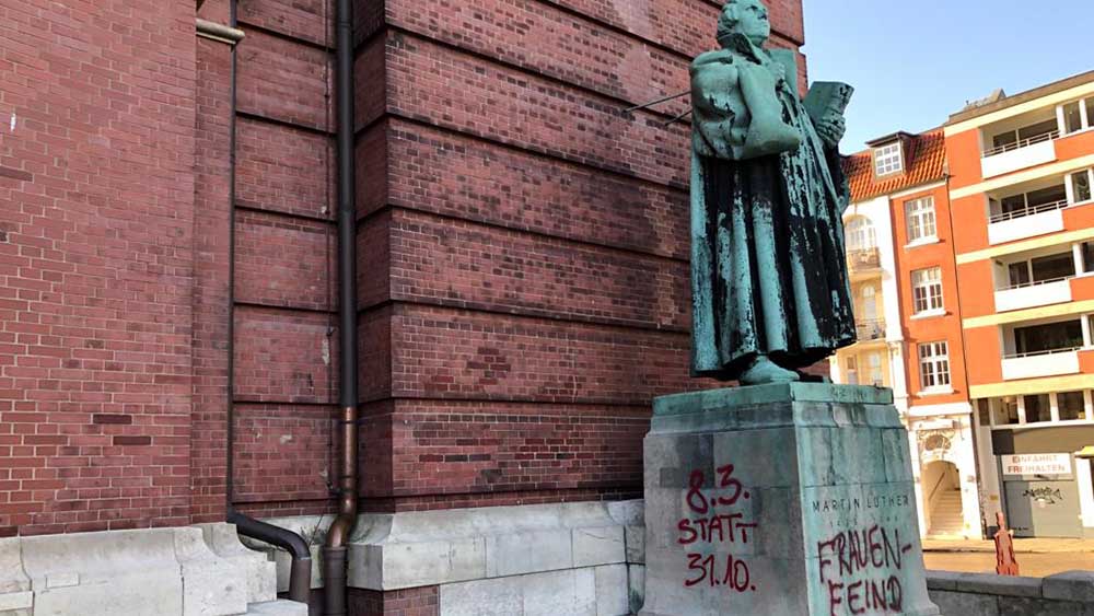 Das Luther-Denkmal ist am Sockel beschmiert worden