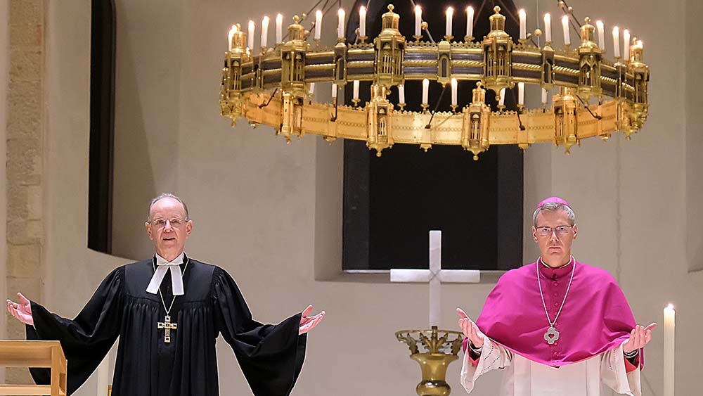 Die Bischöfe Ralf Meister (li.) und Heiner Wilmer beim gemeinsamen Gottesdienst