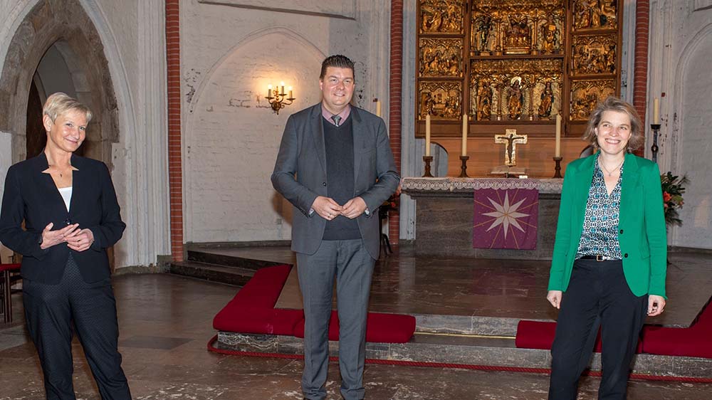 Vor dem Jacobi-Altar (v.l.): Bischöfin Kirsten Fehrs, Finanzsenator Andreas Dressel und Hauptpastorin Astrid Kleist