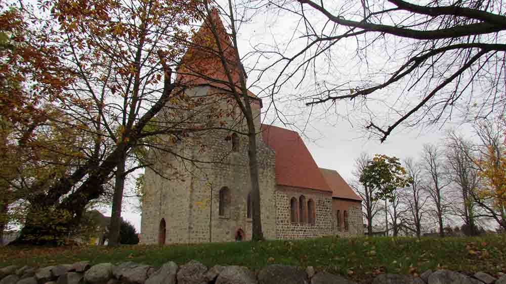 Die Autobahnkirche in Kavelstorf erinnert an eine mittelalterliche Wehrkirche