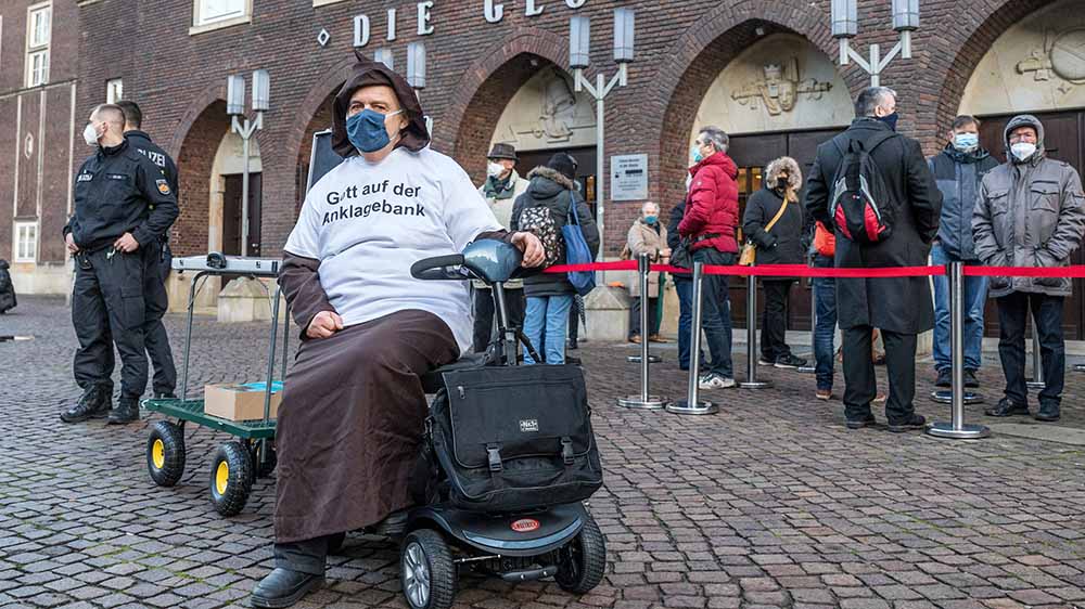 Dieser Mann macht seine Unterstützung für Latzel mit einem T-Shirt deutlich