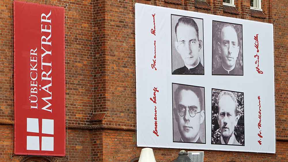 Fotos der Märtyrer an einer Hauswand in Lübeck (Archivbild)