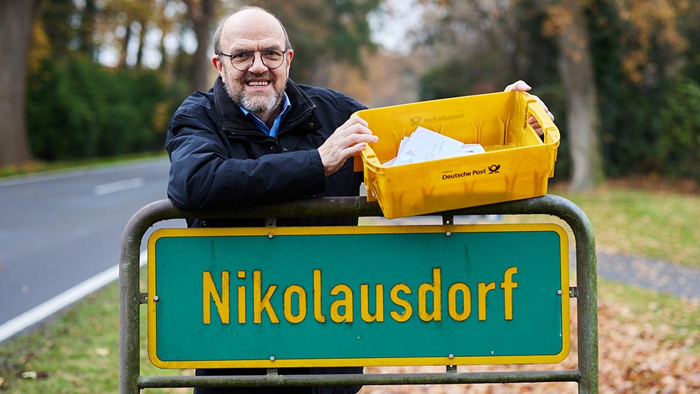 Image - Der Nikolaus schreibt seine Briefe im Homeoffice