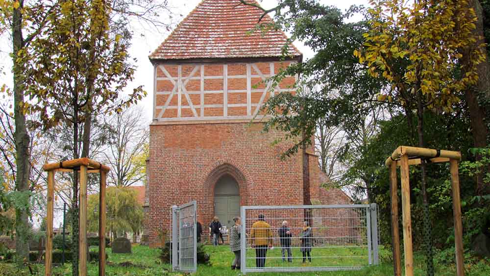 Vom Retgendorfer Kircheneingang geht es geradeaus in den Pariadiesgarten Richtung Schweriner See