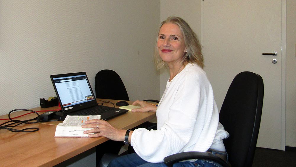 An ihrem Schreibtisch will Anke Sahling ihre Predigt schreiben