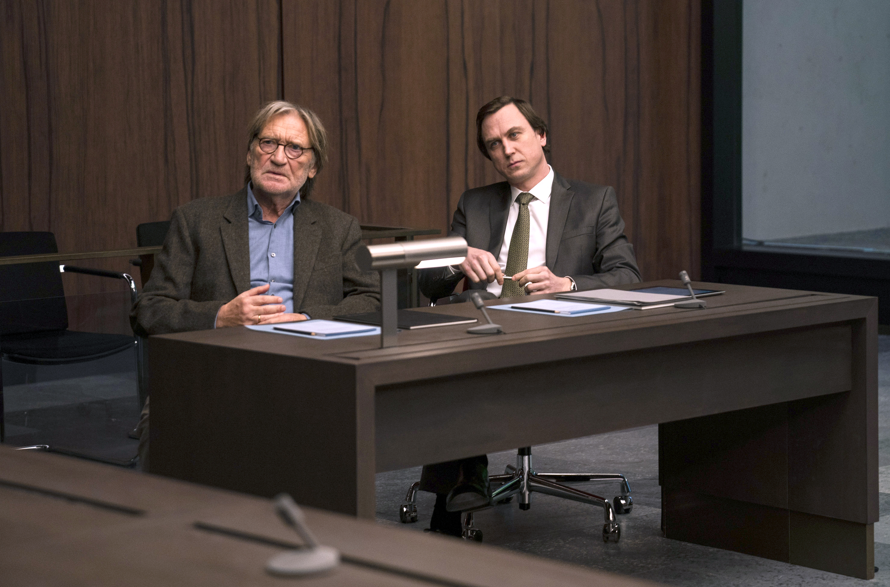 Der lebensmüde Richard Gärtner (Matthias Habich, li.) mit seinem Anwalt Biegler (Lars Eidinger)