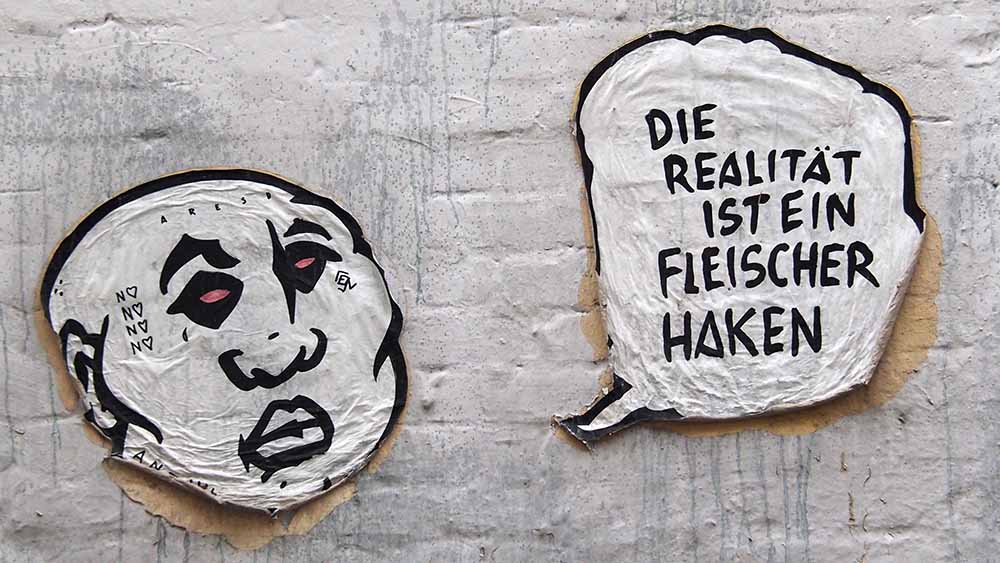 Ein Graffito an der Hamburger Schilleroper, die der Schauplatz der ersten Geschichte des Büchleins „Raus! Nur raus!“ ist