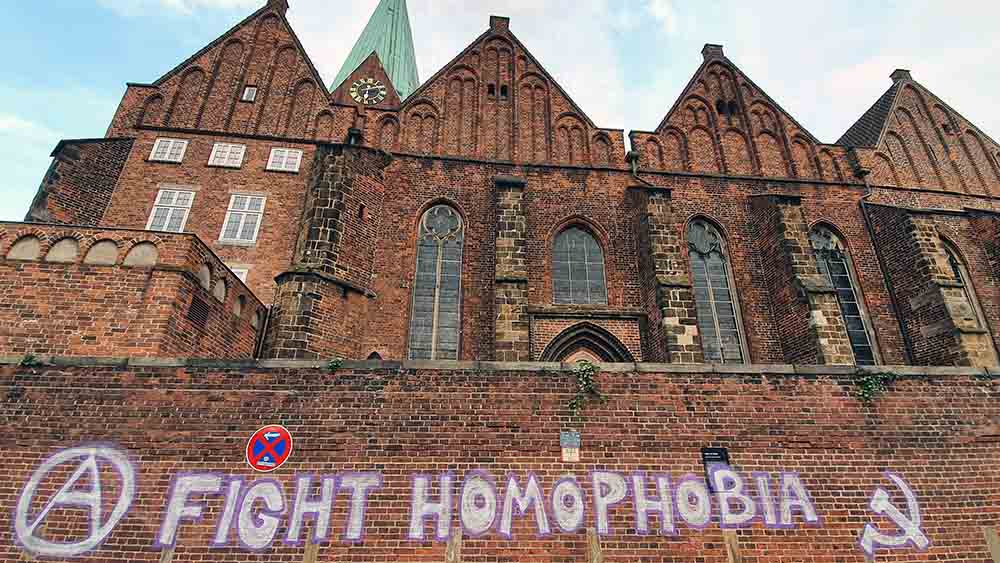 "Bekämpft Homophobie!" – vor der St.-Martini-Kiche haben Unbekannte im Oktober diese Parole geschmiert