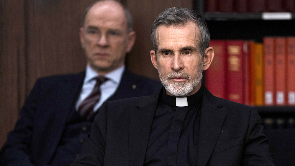 Bischof Thiel, gespielt von Ulrich Matthes