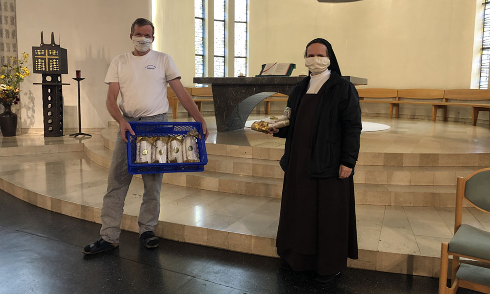 Bäckermeister Jan Henning Körner und Schwester Maria mit dem Klosterstollen