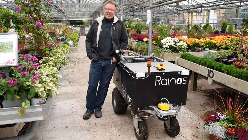 Gartenbaumeister Heino Schwarz mit seinem Wasserwilli
