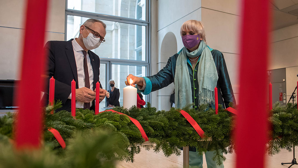 Im Bundestag zündet Bundestagsvizepräsidentin Claudia Roth die erste Kerze an Foto: Christian Ditsch / epd