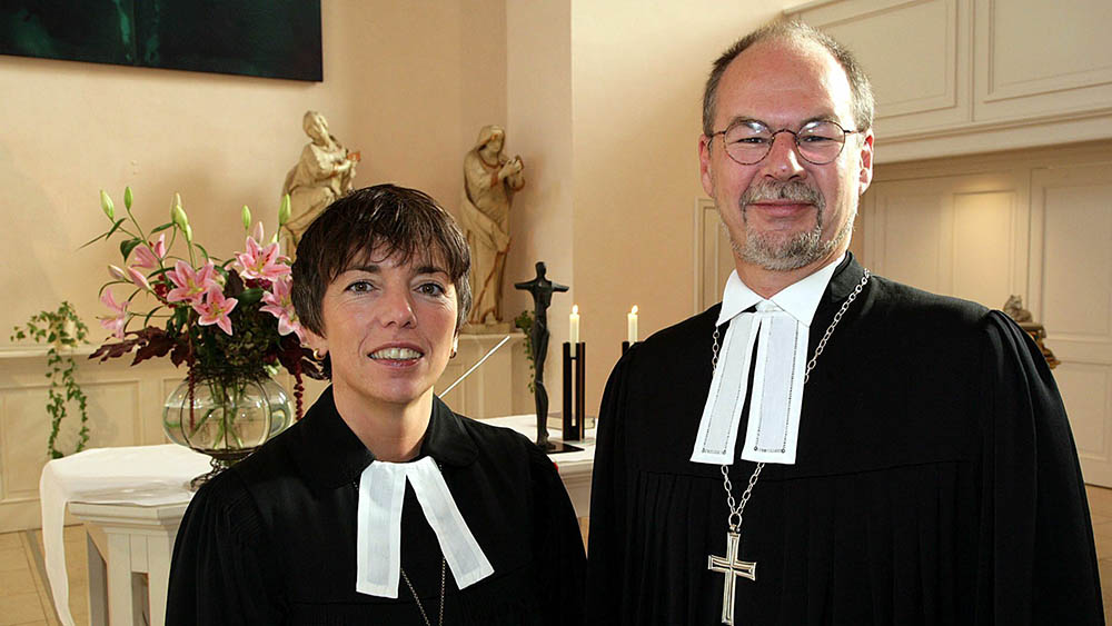 Arend de Vries im November 2006 bei der Einführung in sein Amt als Geistlicher Vizepräsident mit der Landesbischöfin Margot Käßmann