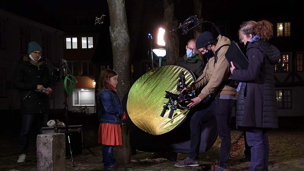 Johanna Dübbers spielt ein einsames Flüchtlingsmädchen