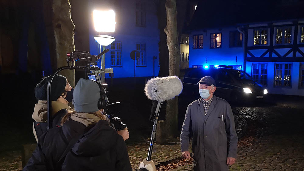 Detlef Brix spielt den Hausmeister Olschewski, der die Polizei gerufen hat