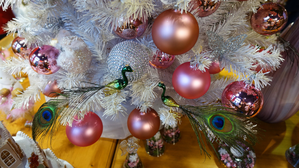 Christbaumschmuck in rosa und mit Pfauen.
