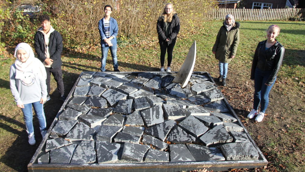 Sechs Schüler der Oberschule Cadenberge, darunter auch einige Flüchtlinge, bauten mit am „Denkmal für alle auf der Flucht gestorbenen Menschen“ an der St.-Nicolai-Kirche.