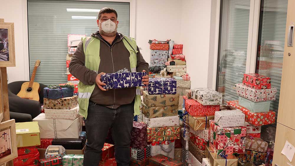 Diakon Jörn Hille sortiert die Geschenke