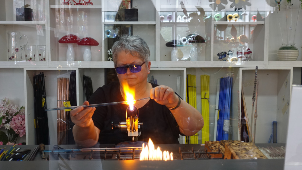 Glasgestalterin Petra Meusel hantiert auch mit Feuer. Foto: Ursula Wiegand / epd