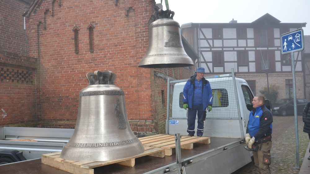 Lange musste die Kirchengemeinde St. Georgen in Waren auf ihre neuen Glocken warten.