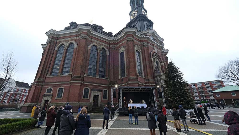 Mit viel Abstand sind die Menschen vor dem Michel zusammengekommen