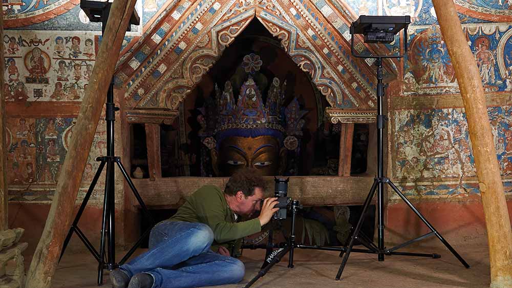 Voller Einsatz: Peter van Ham fotografiert im Sumtsek-Tempel in Alchi 