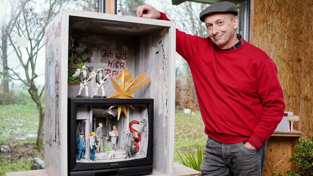 Bildhauer Rudi Bannwarth an seiner Knast-Krippe in seiner Werkstatt in Ettlingen.