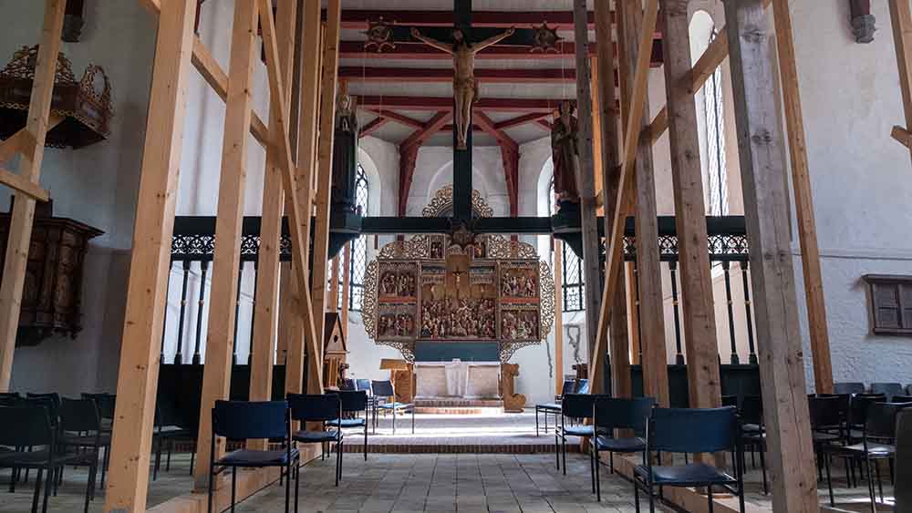 Ein Holzständerwerk schützt die Nikolaikirche in Kotzenbüll